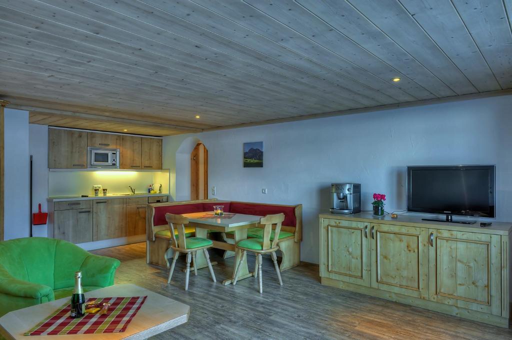 Ferien-Schloessle Michaela Apartment Riezlern Ruang foto